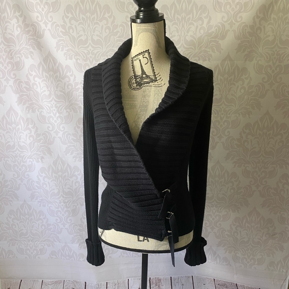 Super cool 😎 black cardigan.